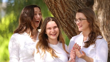 Niñas riéndose. Técnicas para gestionar las emociones en niños