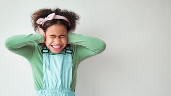 Niña tapándose los oídos - Ejercicios fáciles y efectivos para reducir la ansiedad en niños