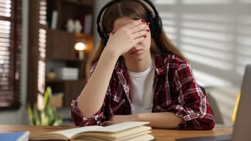 Adolescente con señales de ansiedad