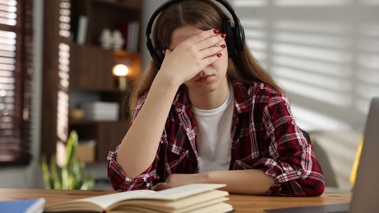 Adolescente con señales de ansiedad