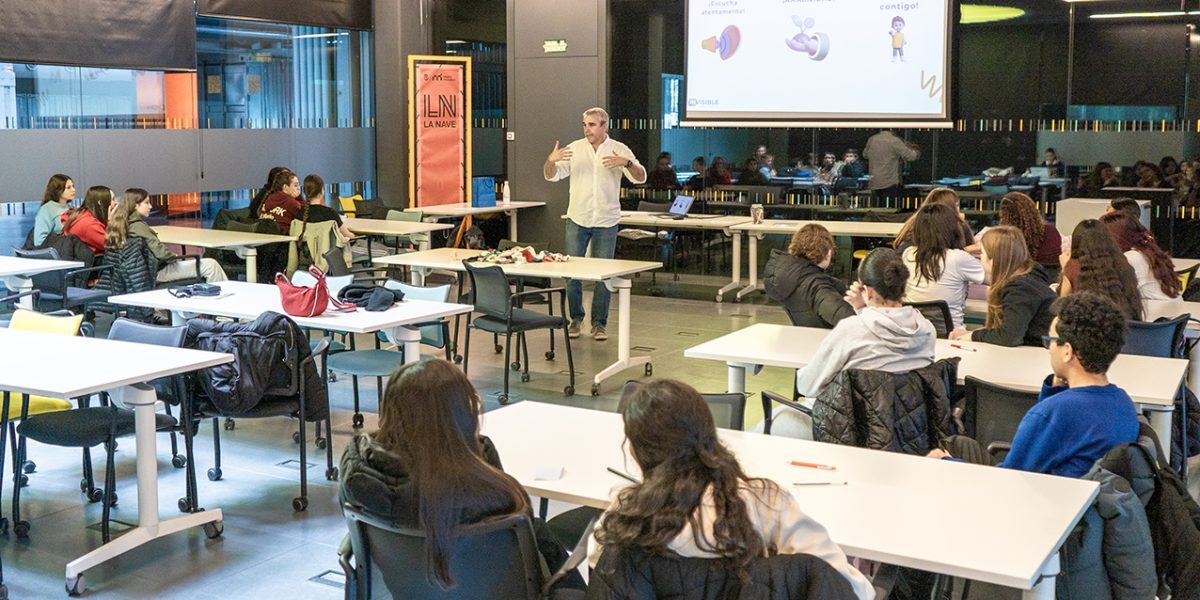 Taller-de-Invisible-Education-en-La-Nave-e1740394764661-1200x600